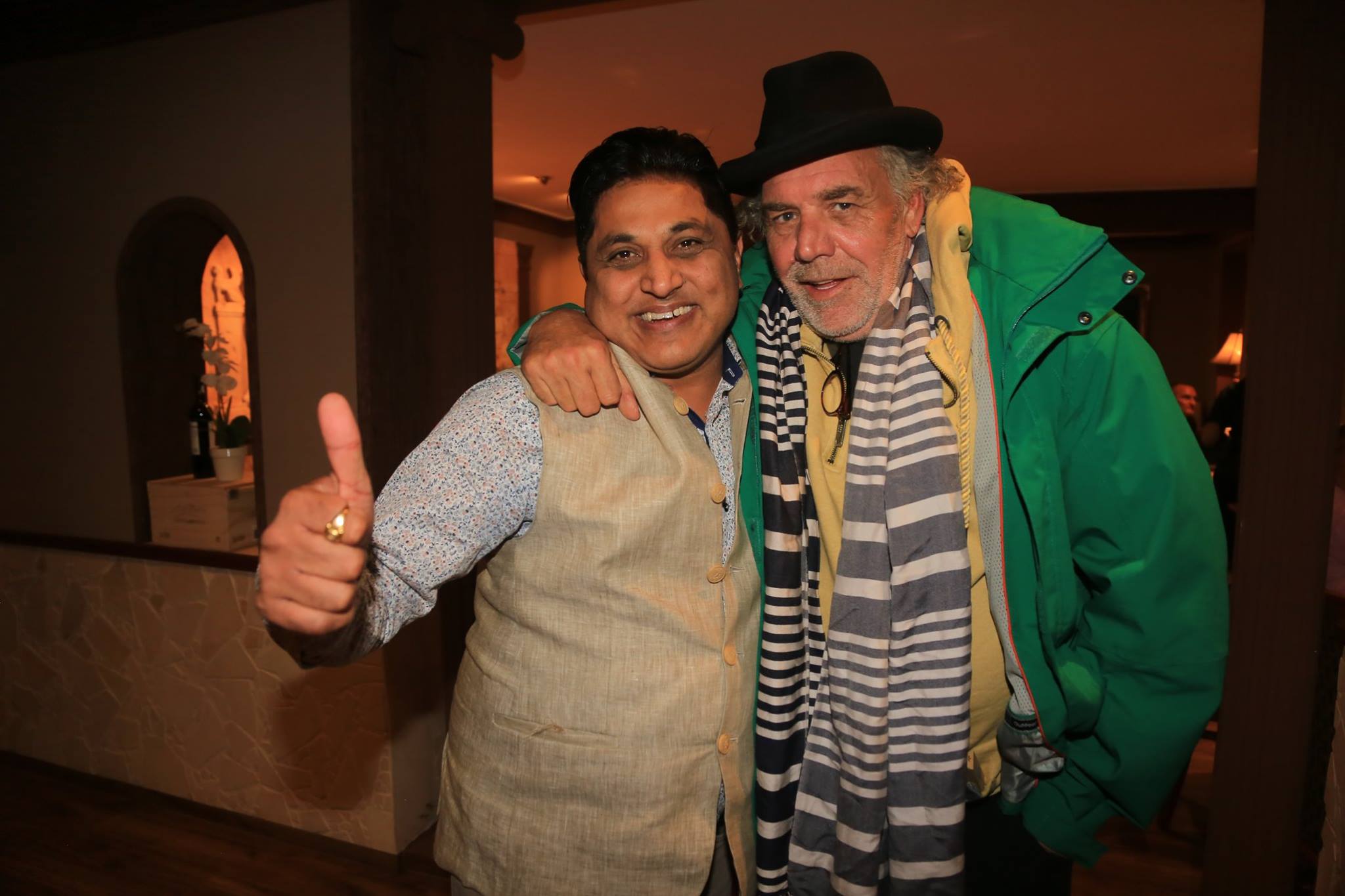 Inhaber Parmod Kumar mit Christian Kohlund